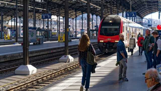 Въоръжен мъж взе за заложници пътници във влак в Швейцария