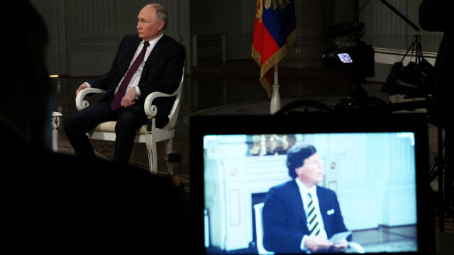 Владимир Путин печели пропагандната война след интервюто на Тъкър Карлсън
