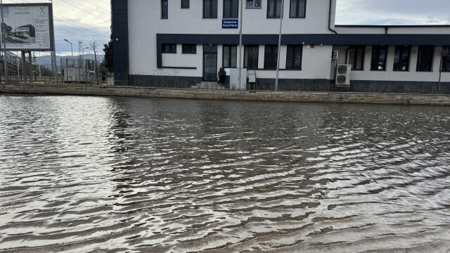Пространството пред гара Казичене в София е потънало във вода