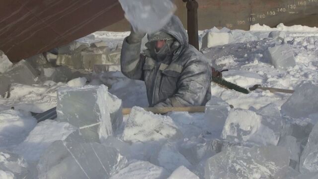 Най-тежката работа в света? Сибирски корабостроители изтръгват кораби от лед на -40 градуса