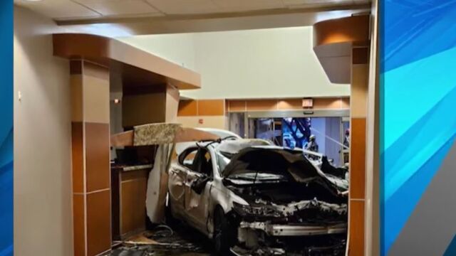 Автомобил катастрофира в спешното отделение на медицински център в Тексас