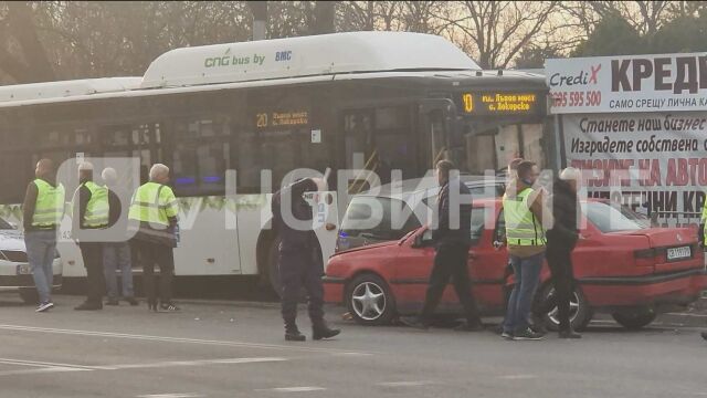 Автобус №20 на столичния градски транспорт се е блъснал в