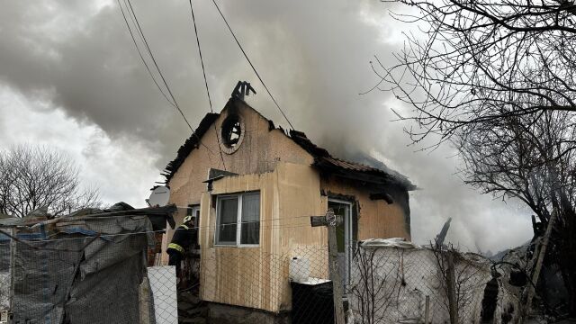Пожар изпепели къща във вилна зона Орфей в Хасково тази