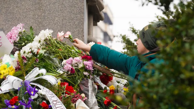 Цветя на паметника на Васил Левски в София