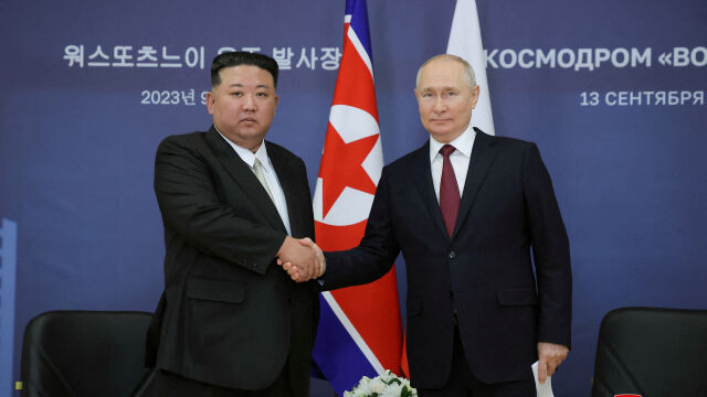 Руският президент Владимир Путин подари на севернокорейския лидер Ким Чен