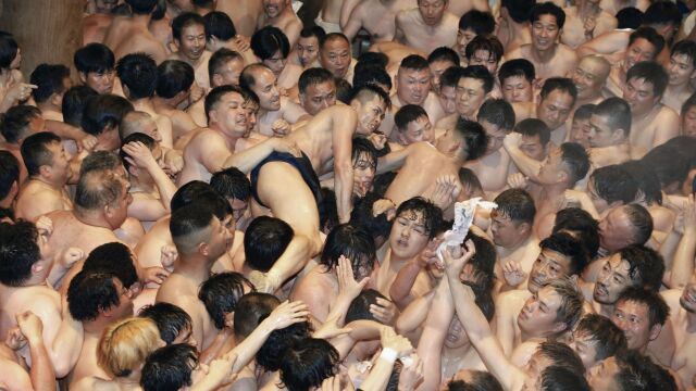 Ритуалът Somin sai в Япония по известен като фестивал на голите мъже