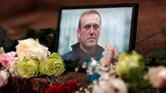 Семейството както и стотици поддръжници на Алексей Навални отдадоха почит на главния