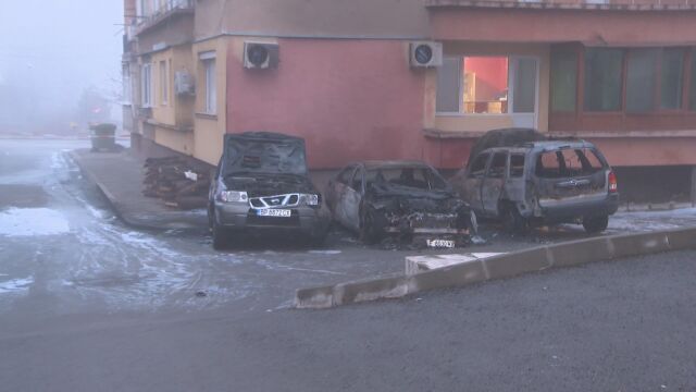 В Мездра три автомобила изгоряха при пожар Стигна се и