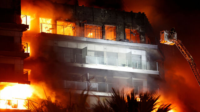 Голям пожар е обхванал жилищна сграда в испанския град Валенсия