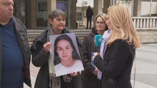 Протест пред апелативния съд в Пловдив Близките на 17 годишно момиче