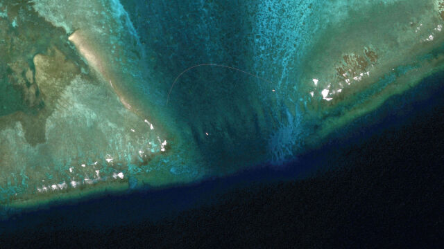 Сателитни изображения на горещо оспорваната плитчина Скарбъро в Южнокитайско море