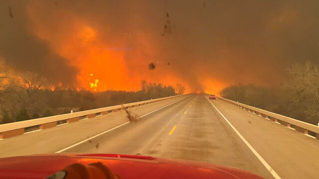 Неконтролируеми горски пожари в Тексас предизвикаха затварянето и евакуацията на