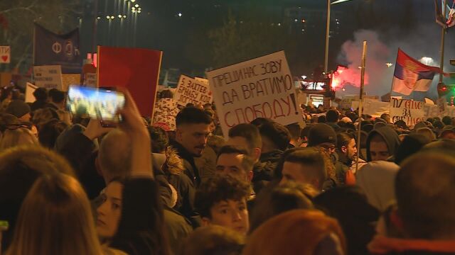 Хиляди в Сърбия блокираха трите ключови моста в Нови Сад