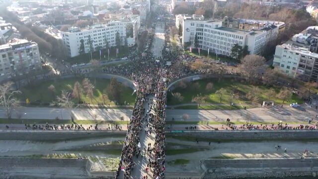 Десетки хиляди протестиращи блокираха три ключови моста на река Дунав