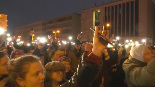 Хиляди протестиращи преминават на шествие между сградата на парламента в