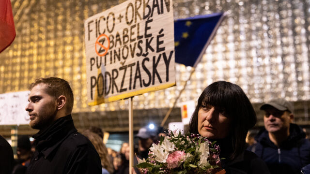 Десетки хиляди словаци се събраха днес на централния площад в