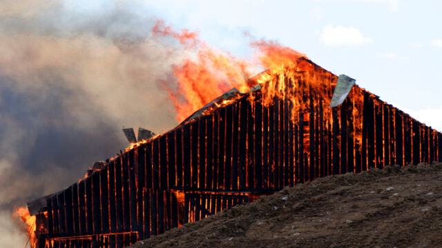 Пожар гори в птицеферма в чирпанското село Свобода в близост