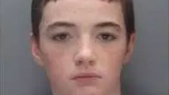 С детското си лице и лунички той изглежда особено невинен