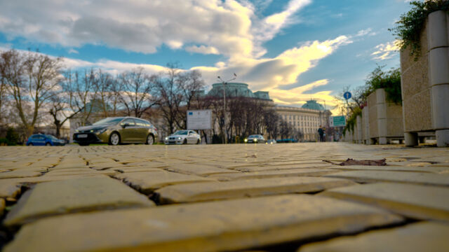 Днес ще бъде предимно слънчево с разкъсана средна и висока