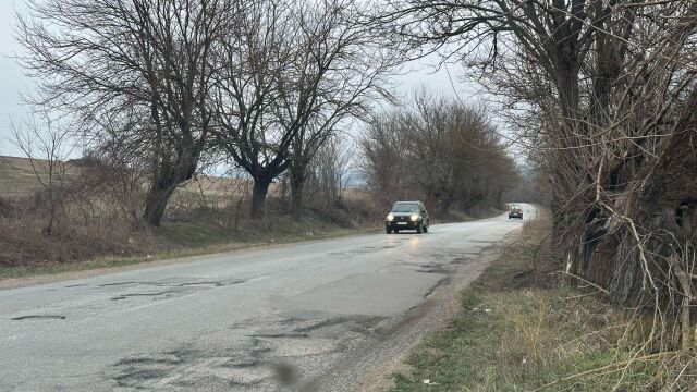 Дупки като лунни кратери изпитват окачването на колите пътуващи от