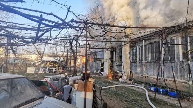 Собственик на работилница за заваряване пострада при пожар който възникнал