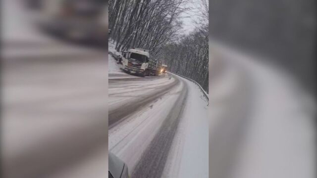 Тежкотоварни автомобили и автобуси закъсаха на Подбалканския път в прохода