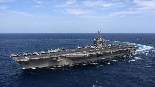 Американски самолетоносач USS Harry S Truman се сблъска с товарен