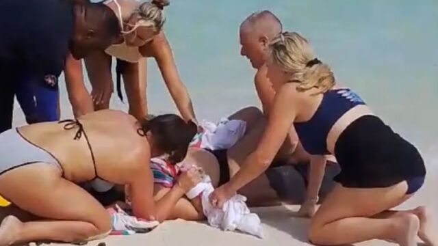 Акула нападна жена и ѝ отхапа двете ръце докато е