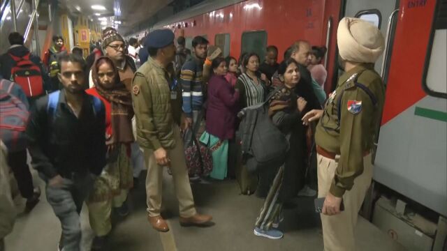 Най малко 15 души са загинали по време на блъсканица на