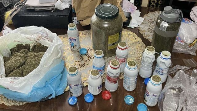 Около пет килограма друсан чай и пет грама метамфетамин са