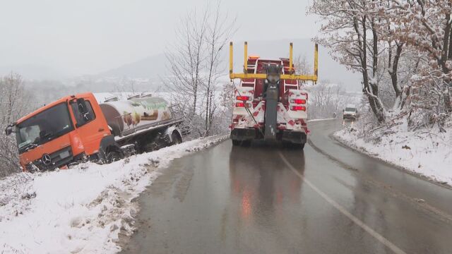 Жълт код с предупреждение за обилен снеговалеж в 13 области