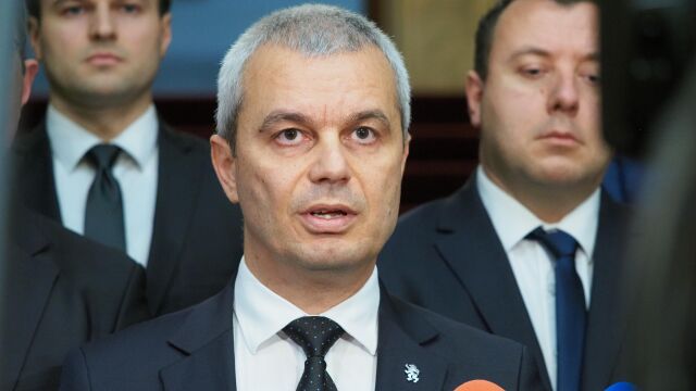 Лидерът на Възраждане Костадин Костадинов влезе във фоайето на БНБ