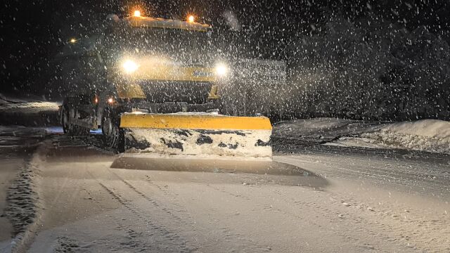 Продължава да вали сняг в по голяма част от страната Снежната