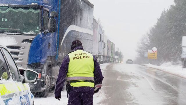 Усложнява се зимната обстановка в района на Добрич Камионите и
