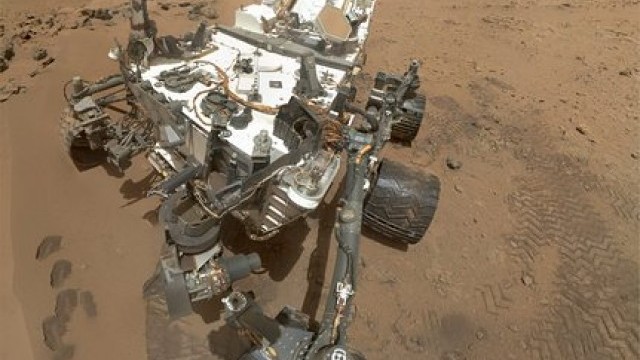 Марсоходът Кюриосити откри потенциални следи от живот на Червената планета Докато
