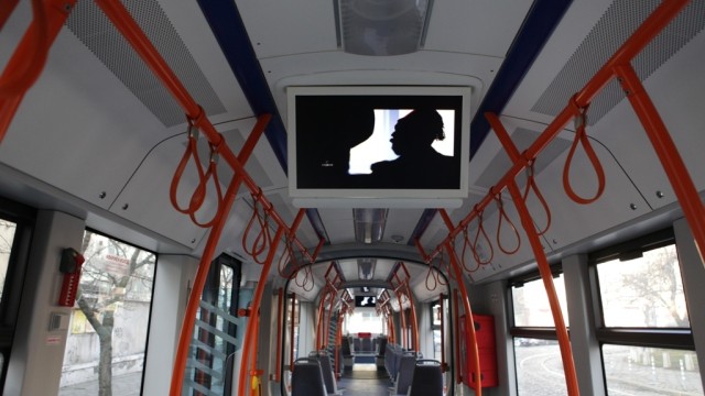 Трамваите в София се почистват на ръка с ракия и