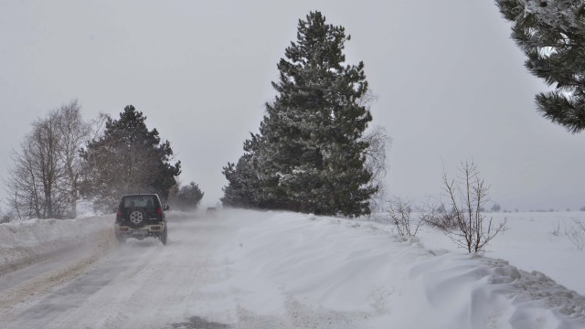 Във връзка с усложнената зимната обстановка и снеговалежите в страната
