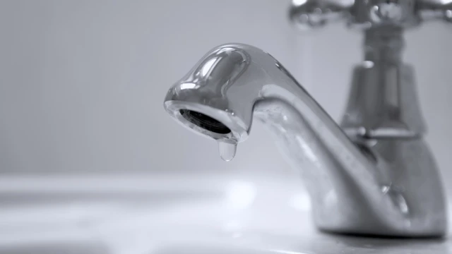 Не използвайте водата от водопровода за пиене и приготвяне на