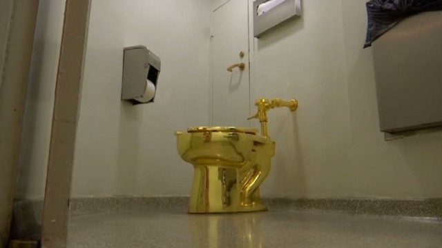Четирима мъже сa обвинени за кражбата на златна тоалетна оценена