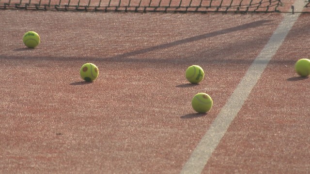 Брутална агресия на баща към дъщеря по време на тренировка по тенис (ВИДЕО)
