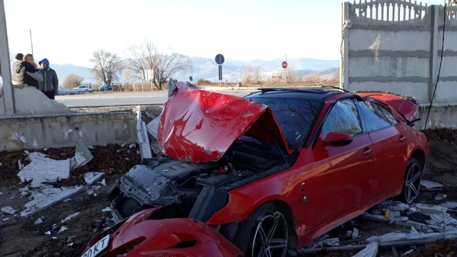 Кола събори бетонна ограда и се преобърна в имот в Пловдив