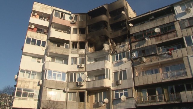 Взрив в жилищен блок във Варна: Разследва се умишлена експлозия 