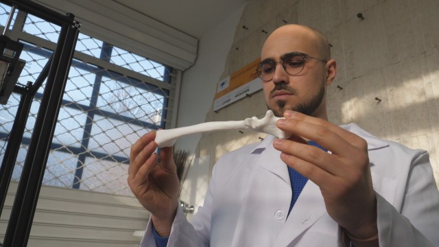 Млад лекар, който прави 3D импланти, със специална награда