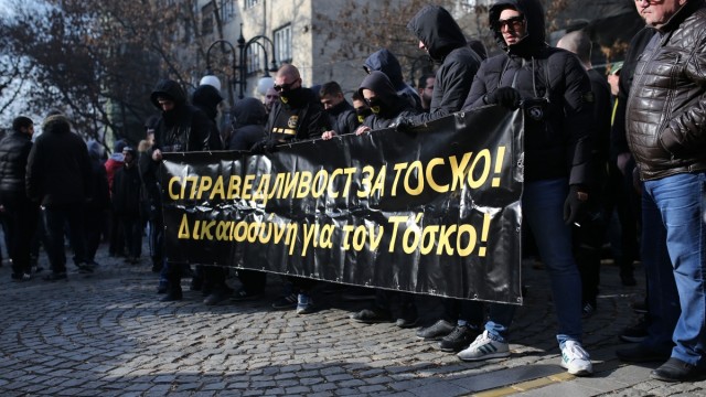Три автобуса с фенове на "Ботев" пристигнаха за протест пред гръцкото посолство