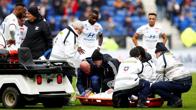 Футболист на "Олимпик" Лион припадна по време на мач (ВИДЕО)
