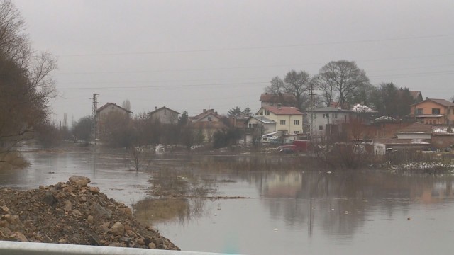 Преляла река наводни къщи в столичния кв. „Требич“