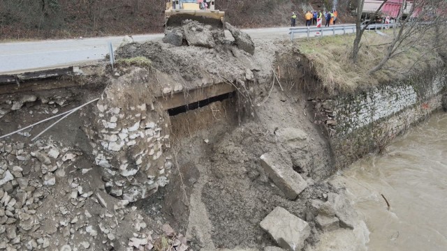 Река Места подкопа пътя за Гоце Делчев и събори подпорна стена
