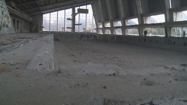 Разграбват и рушат затворения преди 9 години спортен комплекс "Червено знаме" в София