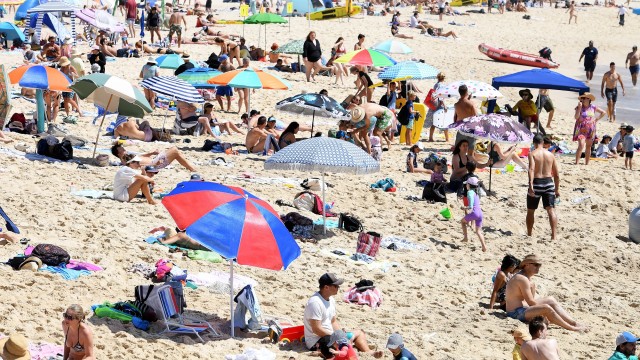 Плажовете  в Австралия се препълниха хора заради високите температури