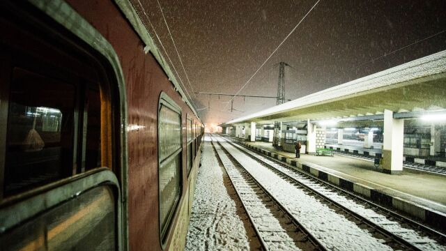 Нощният бърз влак от Варна до София закъсня с почти